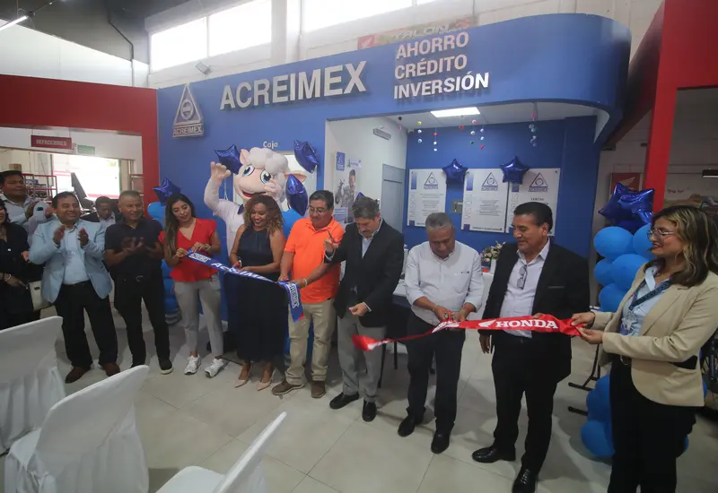 Una persona recibe las llaves de su nueva motocicleta Honda gracias al servicio de crédito de 24 horas de Acreimex y Honda GT en Oaxaca.