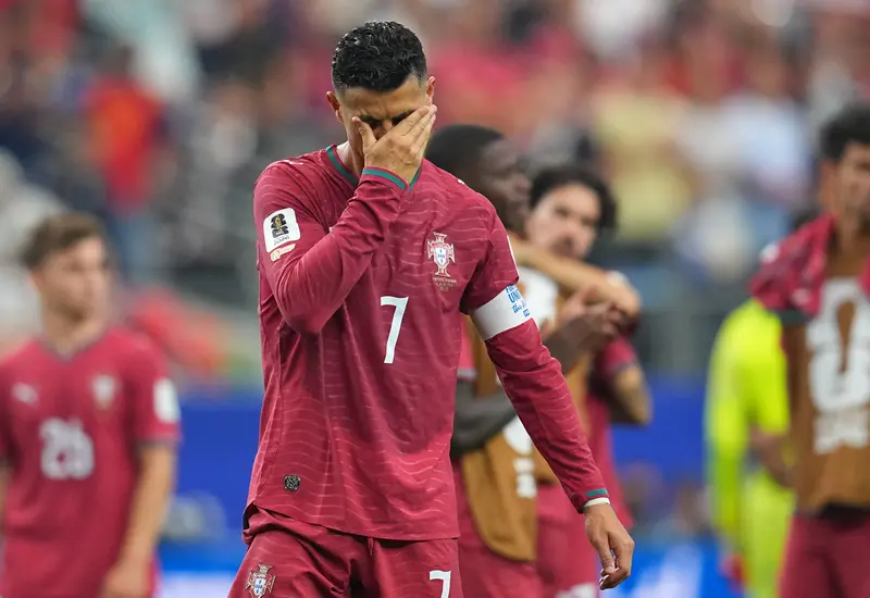 Cristiano Ronaldo con lágrimas en el rostro, visiblemente afectado tras su eliminación y despedida de la Copa del Mundo.