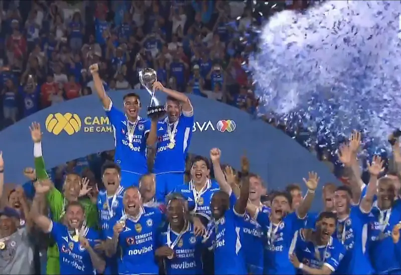 El equipo de fútbol Cruz Azul, conocido como La Máquina, celebra con euforia la obtención de su nuevo título de Campeón de Campeones.