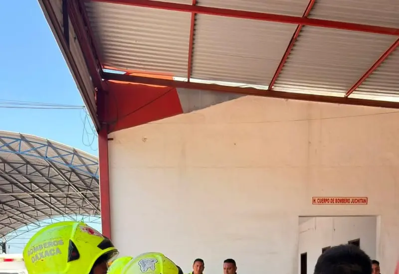 Un grupo de niños y niñas participantes del curso “Mini Bomberos en Acción” en Juchitán, donde aprendieron sobre disciplina y trabajo en equipo.
