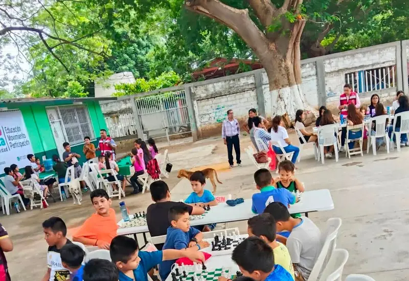 Niños y niñas participan en actividades artísticas y deportivas durante la inauguración de los Cursos de Verano en la ciudad de Juchitán.