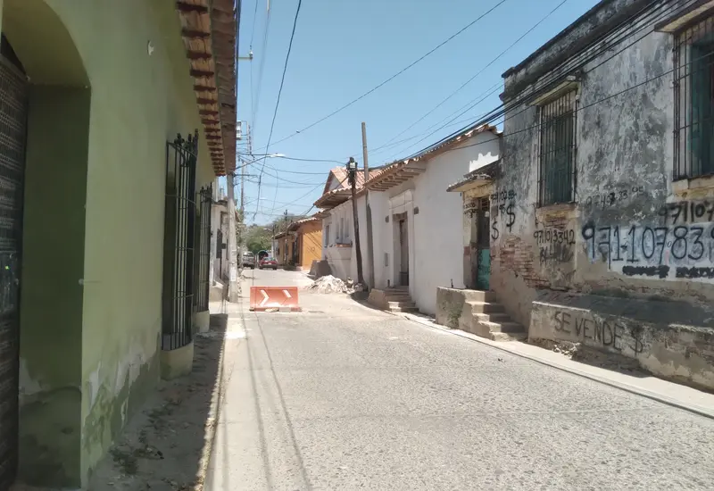 Un sitio histórico en Tehuantepec muestra claros signos de vandalismo y deterioro, reflejando la falta de seguridad para proteger el patrimonio cultural.
