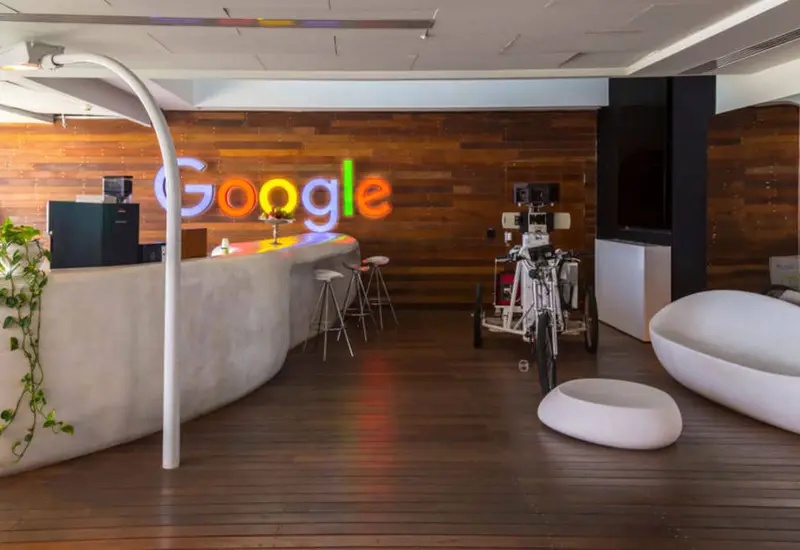 Ilustración que representa la demanda contra Google por el presunto uso ilegal de libros y contenido pirata para entrenar su inteligencia artificial.