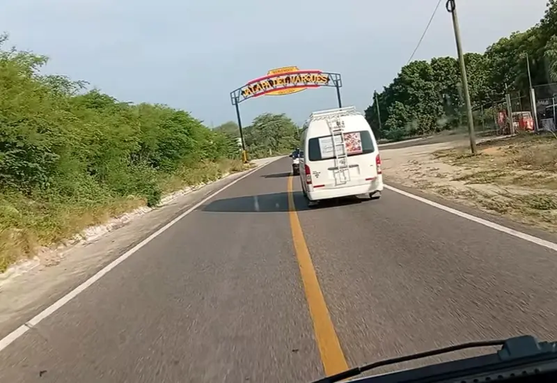 Unidad de transporte público en la carretera al Istmo, donde pasajeros acusan al chofer de realizar maniobras peligrosas para sacarlos del camino.