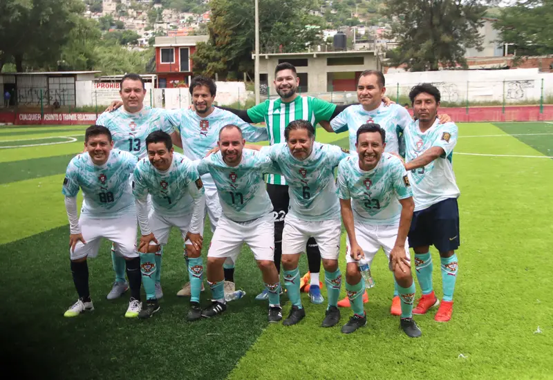 Jugadores del equipo Deportivo El Retiro celebran su importante victoria obtenida en el partido de fútbol contra las Jaibas Bravas.