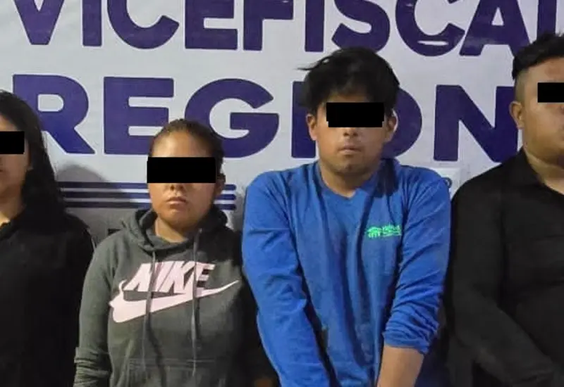 Momento de la detención de presuntos integrantes de una célula delictiva durante un cateo realizado por autoridades en el municipio de Lachigoló, Oaxaca.