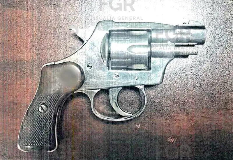 Un hombre es detenido por las autoridades en un filtro de alcoholímetro después de ser descubierto portando dos armas de fuego.