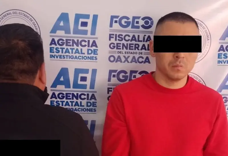 Hombre detenido en Oaxaca, acusado del homicidio de una pareja en Zacatecas, mientras espera su traslado para ser puesto a disposición judicial.