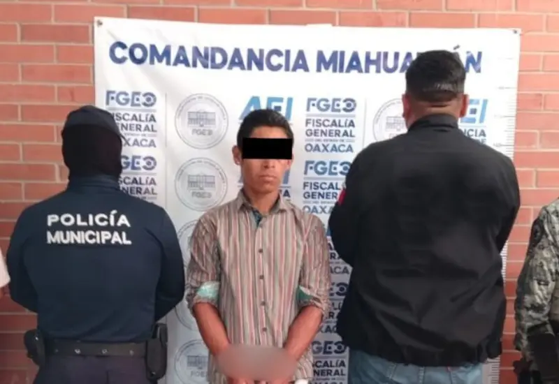 Fotografía del hombre detenido, señalado como el presunto responsable de asesinar a balazos a un militar en el centro de Miahuatlán.