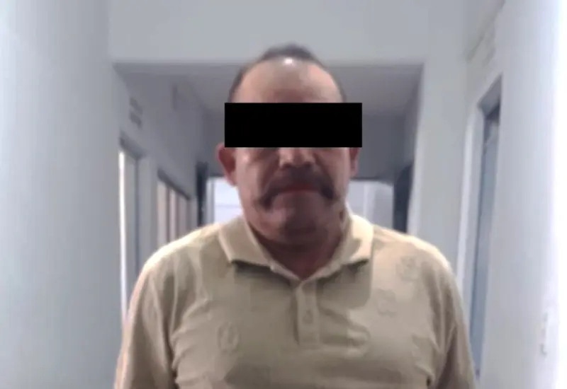 El detenido, identificado como C.H.B., presunto responsable de un homicidio ocurrido en el año 2009 en la región de Miahuatlán, Oaxaca.