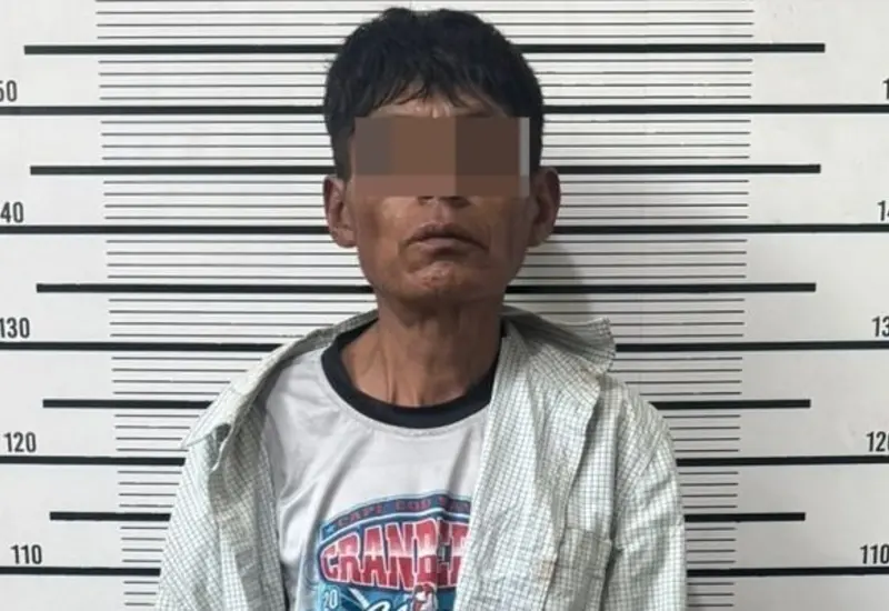 C.M.S., el hombre detenido por presunto robo con violencia, es custodiado por elementos de la policía vial estatal durante su arresto.