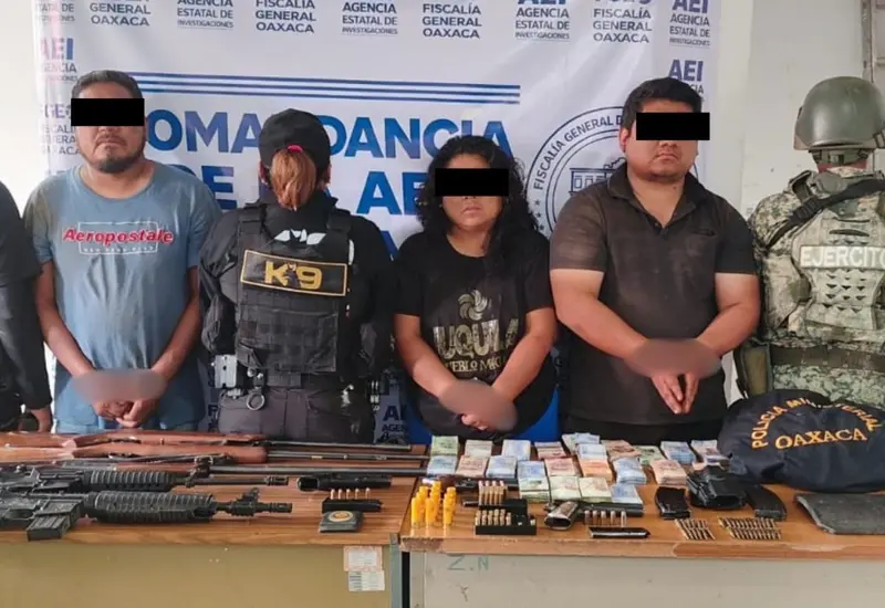 Dos hombres y una mujer, presuntos integrantes de una célula criminal, detenidos durante un operativo en Ejutla de Crespo, Oaxaca.