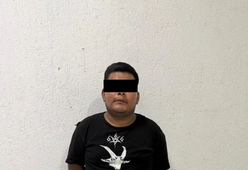 Dos hombres son detenidos por elementos de la policía en Oaxaca junto a una motocicleta, al ser sorprendidos con presunta droga tipo cristal.