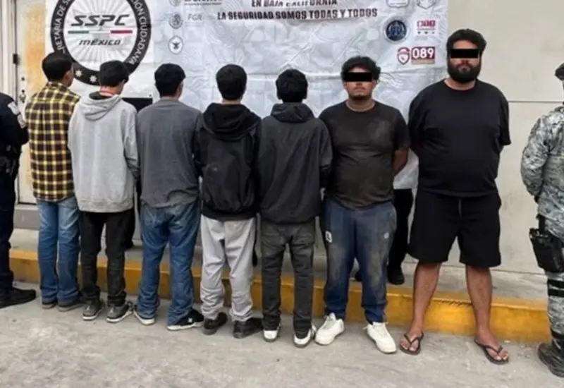 Fotografía oficial de la SSBC que muestra a los siete detenidos, cinco menores y dos adultos, arrestados tras el rescate de una víctima de secuestro.