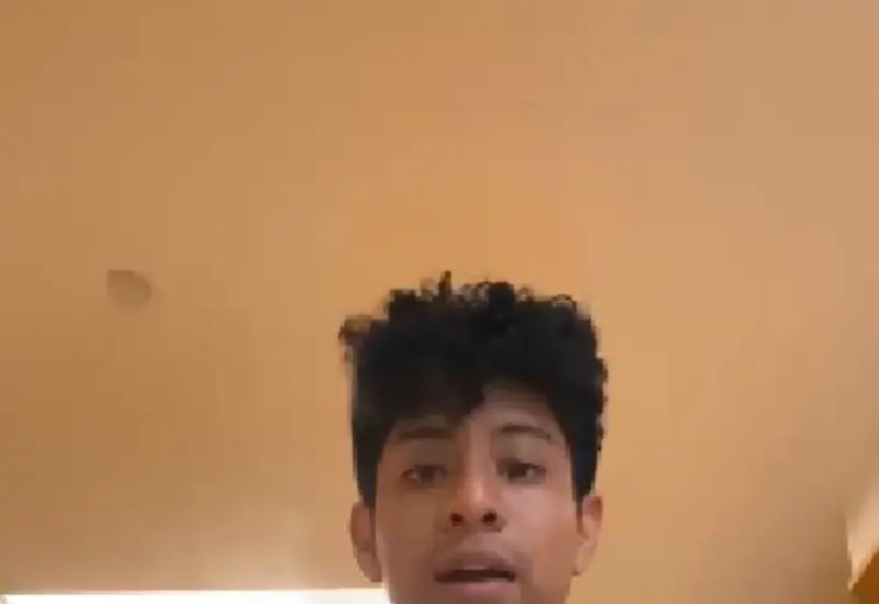 El joven estudiante juchiteco Dierik Esteva sonríe mientras muestra la medalla de plata que ganó en la olimpiada de matemáticas SIMOC.