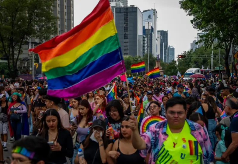 Organismos internacionales alertan sobre cómo la discriminación y las brechas legales triplican el riesgo de suicidio en la población LGBT+.