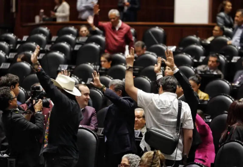 Disputa política en la Cámara de Diputados por la revisión del T-MEC, mostrando las posturas divididas entre los partidos Morena y PAN.