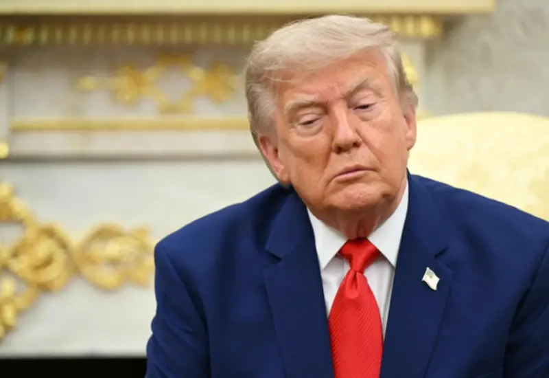 El presidente de Estados Unidos, Donald Trump, en un retrato oficial, relacionado con la noticia sobre la reanudación de vuelos a Líbano.
