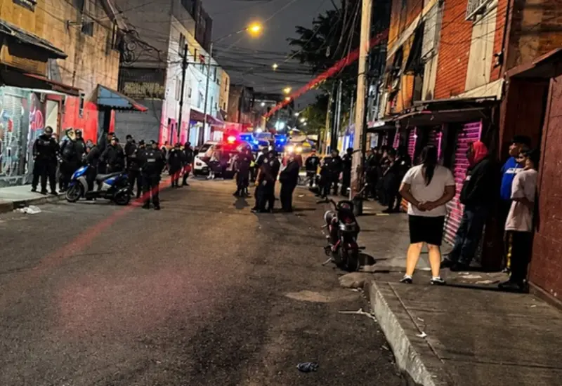 Escena del crimen en la barbería 'El Halcón' donde dos personas fueron ejecutadas y una más resultó herida tras un ataque armado.