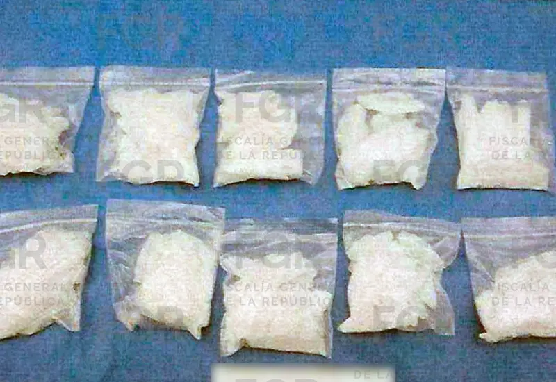 Varias dosis de presunta droga empaquetadas y aseguradas durante el operativo contra narcomenudistas en San Baltazar Chichicápam, Ocotlán.
