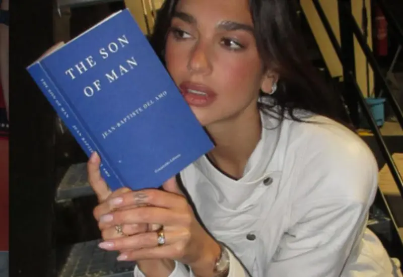 La artista Dua Lipa inaugura la sala de lectura en Livraria Lello, un espacio de acceso público dedicado a obras literarias prohibidas.