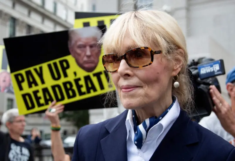 La escritora E. Jean Carroll, quien recibió 5.6 millones de dólares como indemnización de Donald Trump por difamación y agresión sexual.