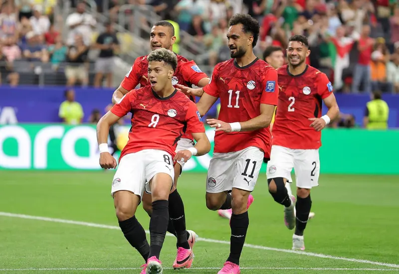La selección de futbol de Egipto celebra efusivamente su pase a los octavos de final tras una dramática victoria en la tanda de penales.