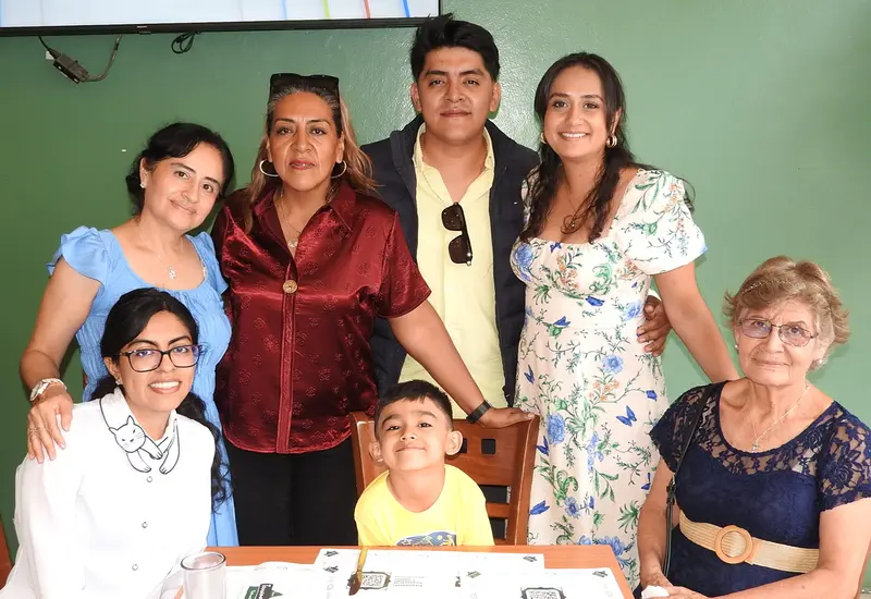 El niño Elías Gael celebra su clausura de preescolar sonriendo junto a sus padres, Eduardo Ortega, Meelissa Burgo y demás familiares.