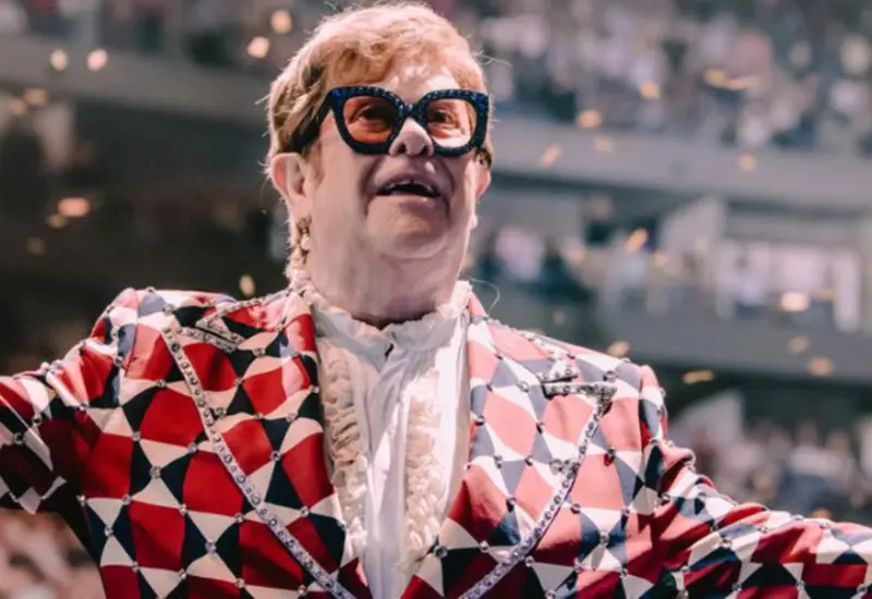 El cantante británico Elton John ofrecerá dos conciertos en México durante octubre como parte de su histórica gira de despedida.