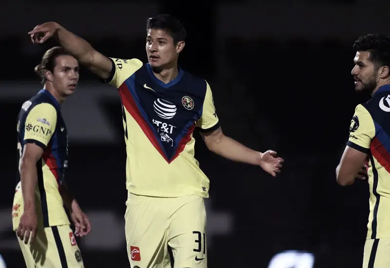 El futbolista Emilio Sánchez posa para un retrato oficial tras anunciarse su regreso como nuevo refuerzo para el equipo Alebrijes de Oaxaca.