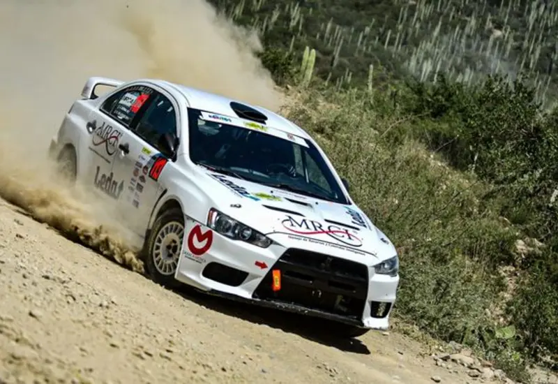 Los pilotos Emilio Velázquez y Antonio Ferman, quienes forman una de las tripulaciones que participarán en el Rally Mixteca 2026.