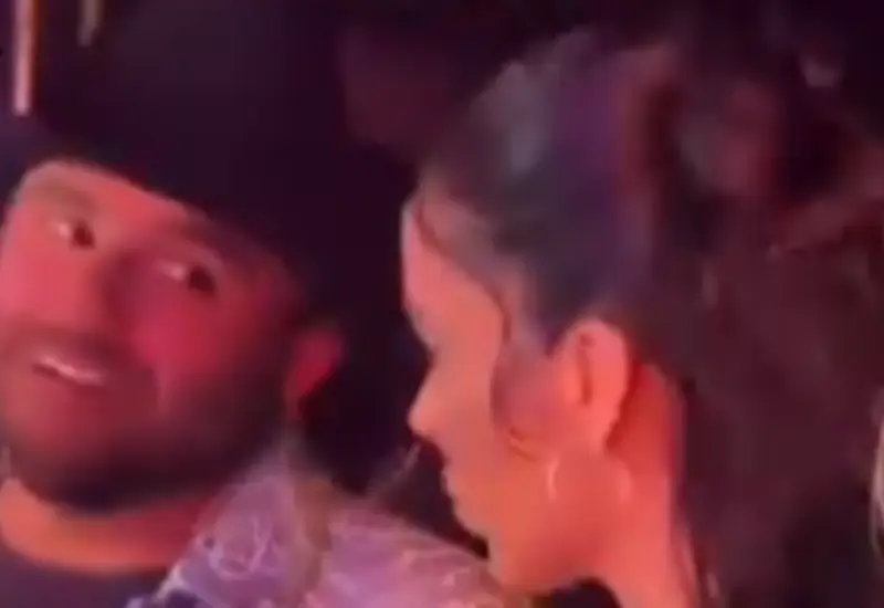 Emma Coronel, esposa de 'El Chapo' Guzmán, es fotografiada junto al cantante de regional mexicano Gerardo Ortiz detrás del escenario.