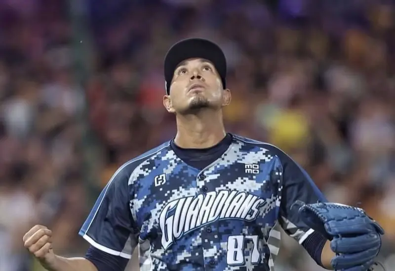 El lanzador Enderson Franco, nuevo refuerzo para el bullpen de los Guerreros de Oaxaca, quien cuenta con experiencia en la Liga de Taiwán.