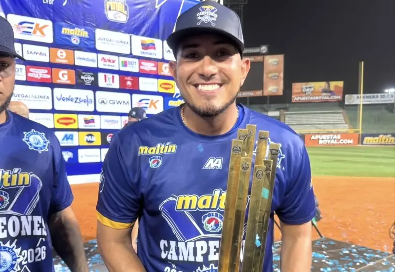 El lanzador Enderson Franco, presentado como nuevo refuerzo para el bullpen de los Guerreros, quien fue campeón con los Navegantes del Magallanes.