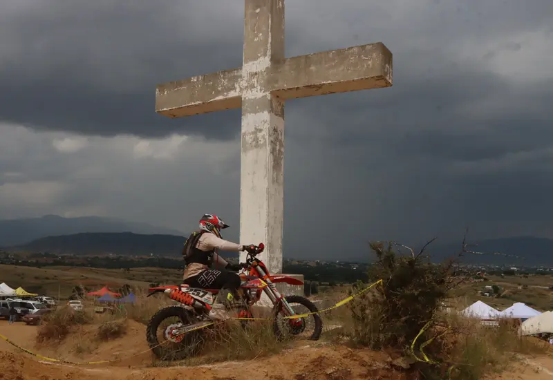 El Paraje La Cruz en Cuilápam de Guerrero, escenario de la competencia de motociclismo Enduro 1, mostrando su paisaje natural.