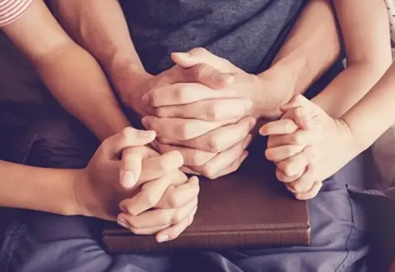 Una imagen conceptual que ilustra la importancia de enseñar a confiar en Dios para encontrar esperanza en medio de las dificultades y noticias desalentadoras.