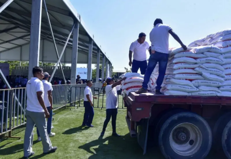 Entrega de toneladas de insumos del programa Fertilizantes para el Bienestar en el campo, que ya alcanzó el 89% de su meta nacional.