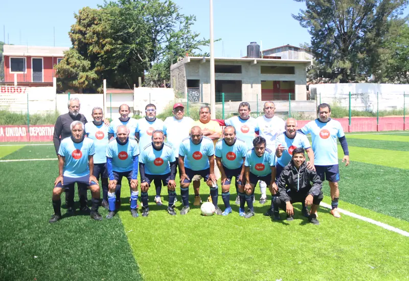 El equipo de fútbol Aries Mexicapam celebra su contundente victoria por goleada durante un partido disputado en su cancha local.