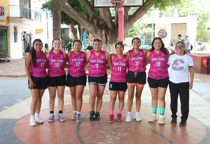 Jugadores del equipo de básquet de San Juan en acción durante un partido del torneo, demostrando su paso sólido en la competencia.