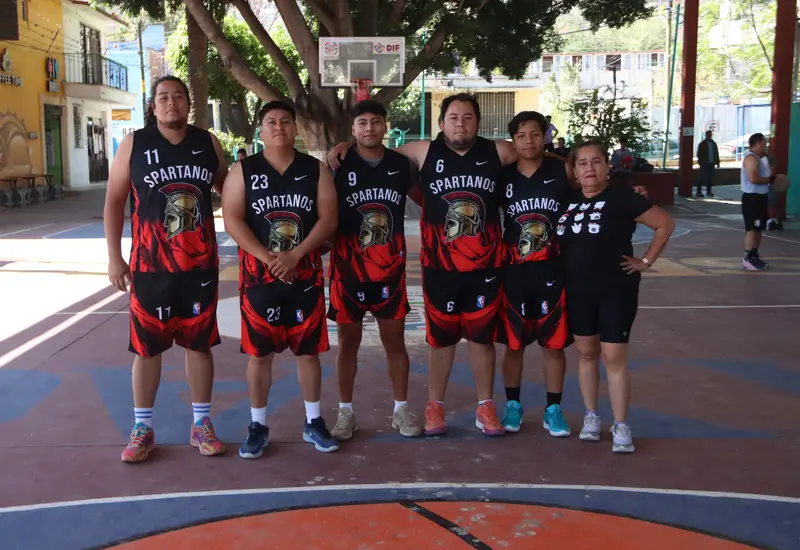 Jugadores del equipo de básquetbol Spartanos en acción durante su partido contra Real Josaá, en busca de un lugar en los playoffs.