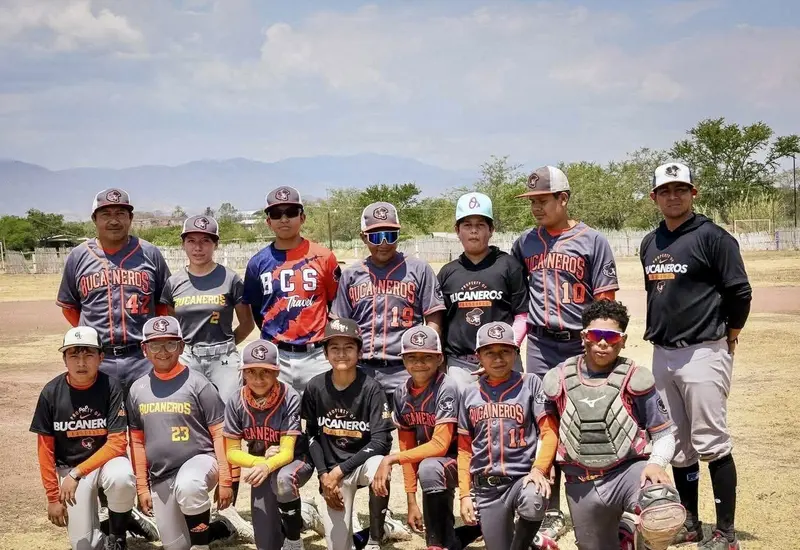 El equipo de Bucaneros posa con su trofeo después de ganar la final y coronarse campeones del torneo de la Liga Monte Albán.