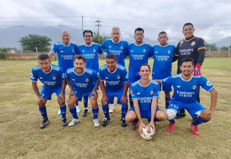 El equipo de fútbol Cementerito celebra su pase a la final de la categoría Bronce 1, donde ahora buscará el tetracampeonato.