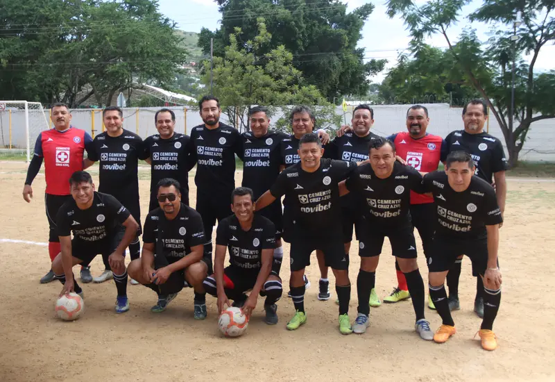 El equipo Bronce Colvis celebra con emoción su pase a la gran final, asegurando su lugar en el partido por el campeonato.