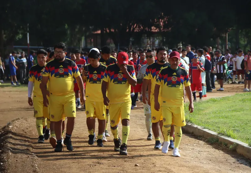 El equipo de futbol Peñafor encabeza el desfile de inauguración durante la tradicional Fiesta Zapoteca, un evento de orgullo y futbol comunitario.