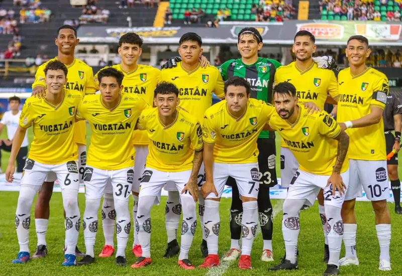 El equipo titular de los Venados de fútbol posa para la foto oficial antes de su partido inaugural del torneo Apertura 2026 contra Alebrijes.