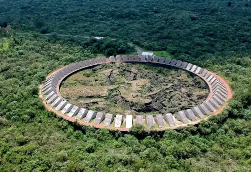 El Espacio Escultórico de la UNAM, un gran círculo de piedra volcánica creado para enmarcar el paisaje del Pedregal como protagonista.