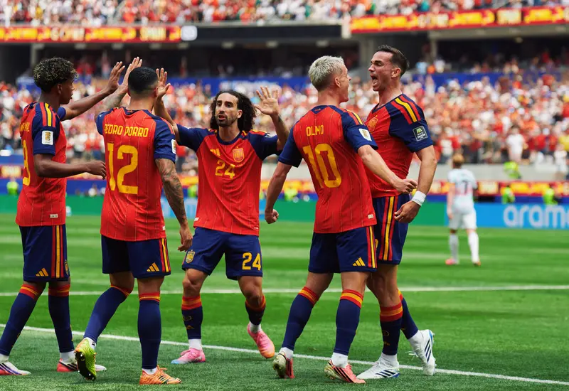 La selección de España celebra su agónica victoria contra Bélgica durante el partido de los Cuartos de Final del torneo.