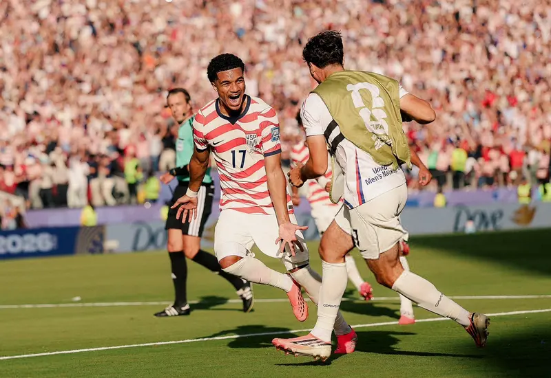 La selección de fútbol de Estados Unidos celebra en el campo su pase a la ronda de Octavos de Final del torneo.