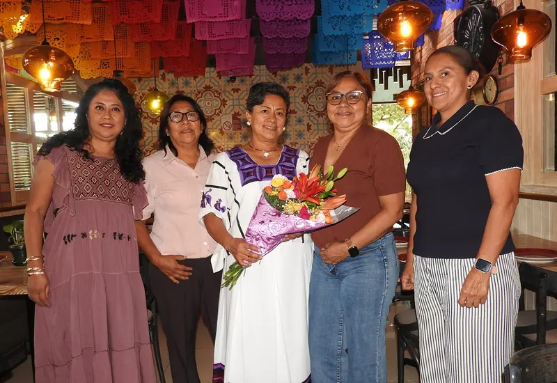 Estela Gallardo Ruiz celebra su cumpleaños con un desayuno en Oaxaca, acompañada por sus amigas Bety, Irais, Rosalba y Cristy, quienes le obsequiaron flores.