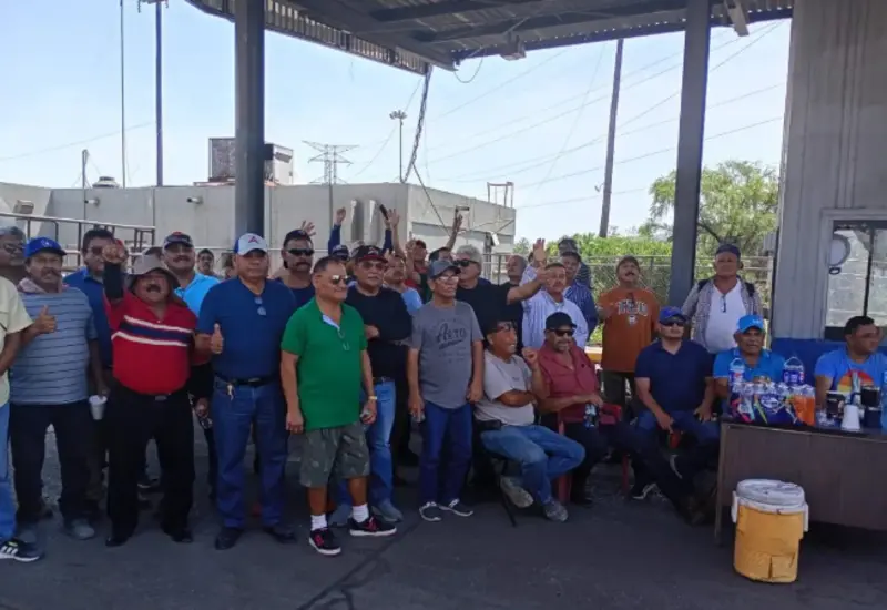 Un grupo de exobreros de Ahmsa bloquea las instalaciones para impedir la salida de maquinaria, reclamando que los activos garanticen sus pagos laborales pendientes.